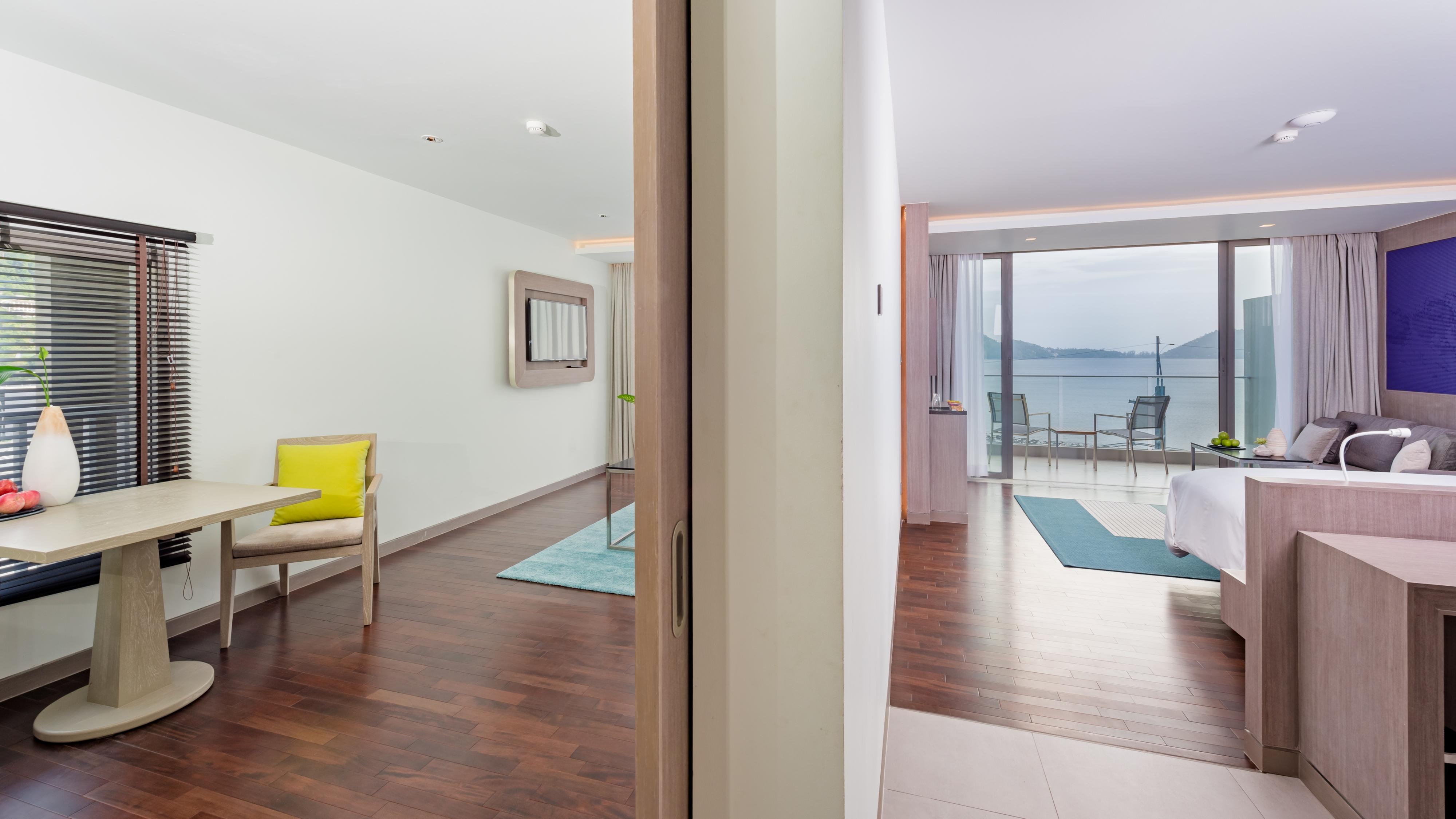 Oceanfront Beach Resort - Sha Extra Plus Patong Exterior foto A room at the hotel