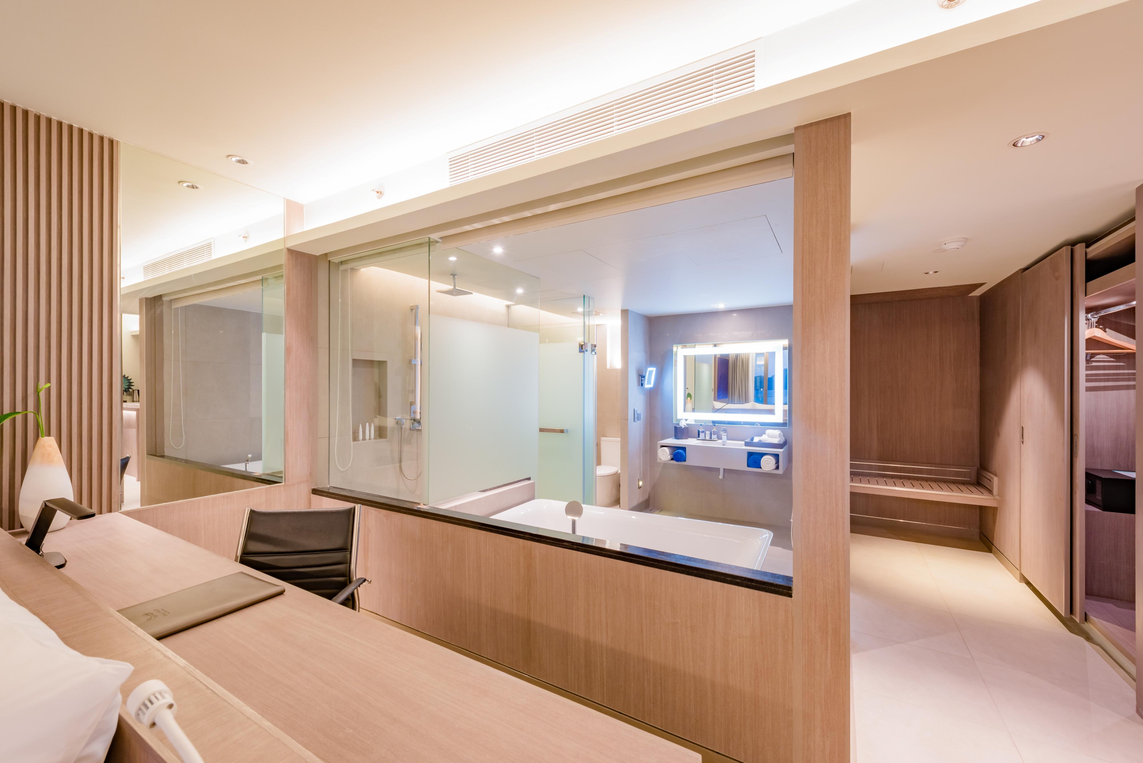 Oceanfront Beach Resort - Sha Extra Plus Patong Exterior foto A suite at the hotel