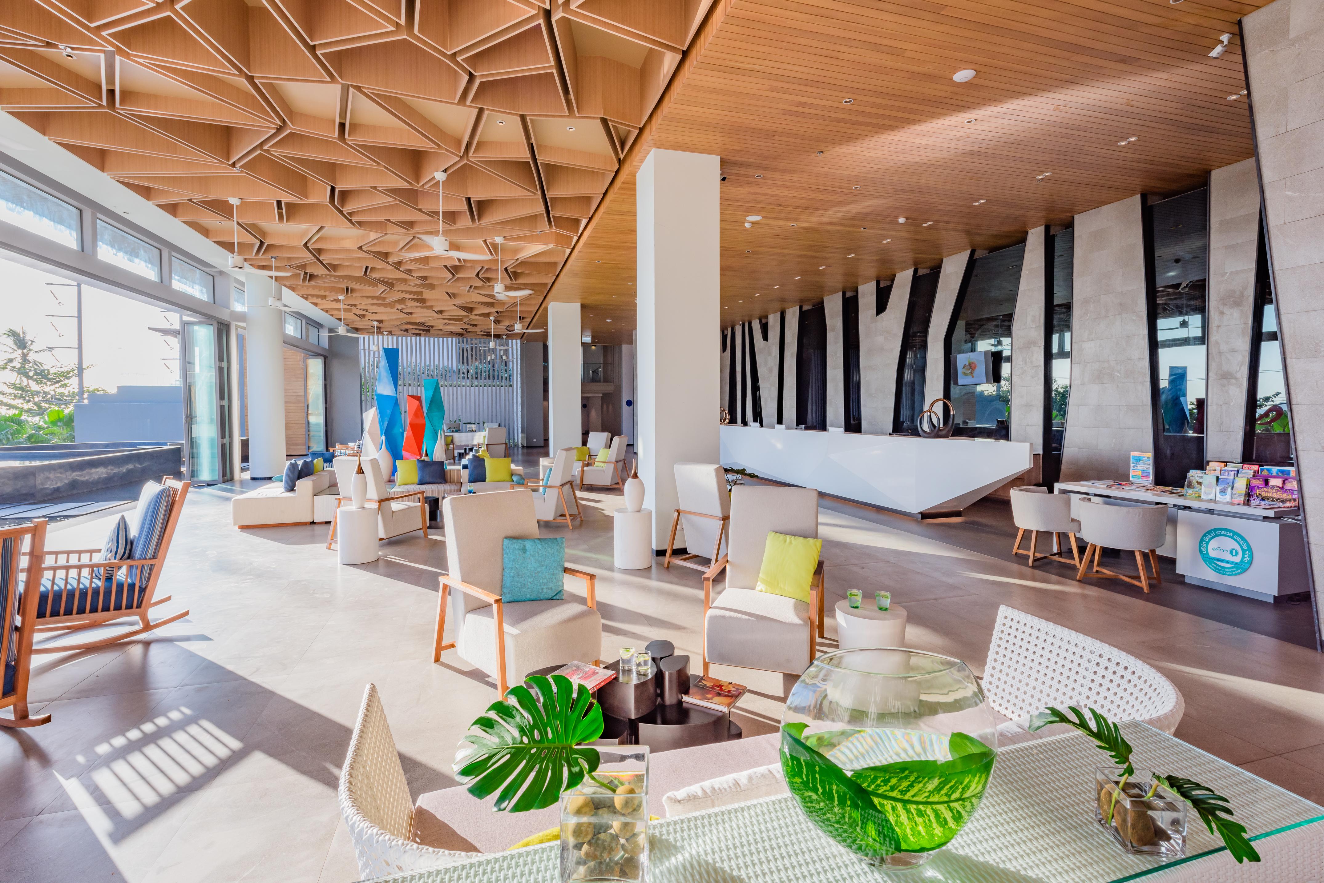 Oceanfront Beach Resort - Sha Extra Plus Patong Exterior foto The interior of the airport